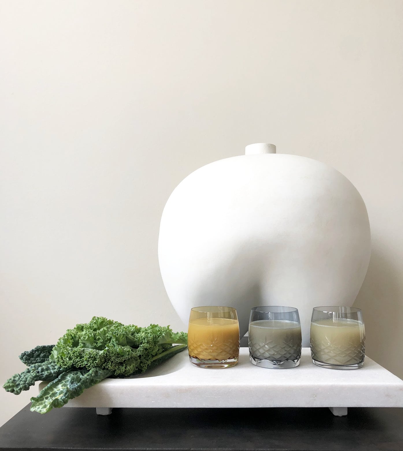 Vegan Power Meal i farvede glas med vase